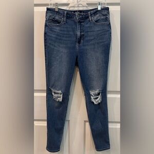 Hollister Women’s Ultra High Rise Super Skinny Soft Stretch Size 12 - 31” Waist